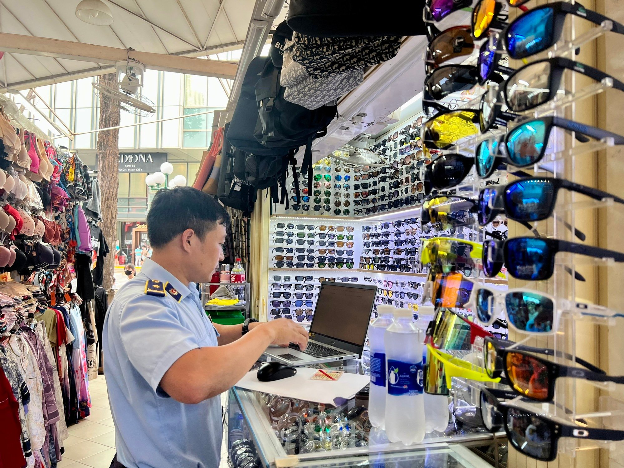 Đột kích Saigon Square, thu giữ hàng ngàn sản phẩm 