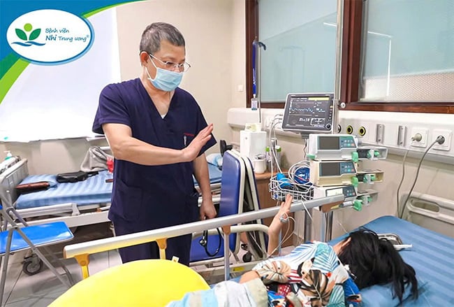 Bác sĩ vượt 100km trong đêm cứu bé gái 11 tuổi bị viêm cơ tim tối cấp nhờ ECMO lưu động- Ảnh 4.