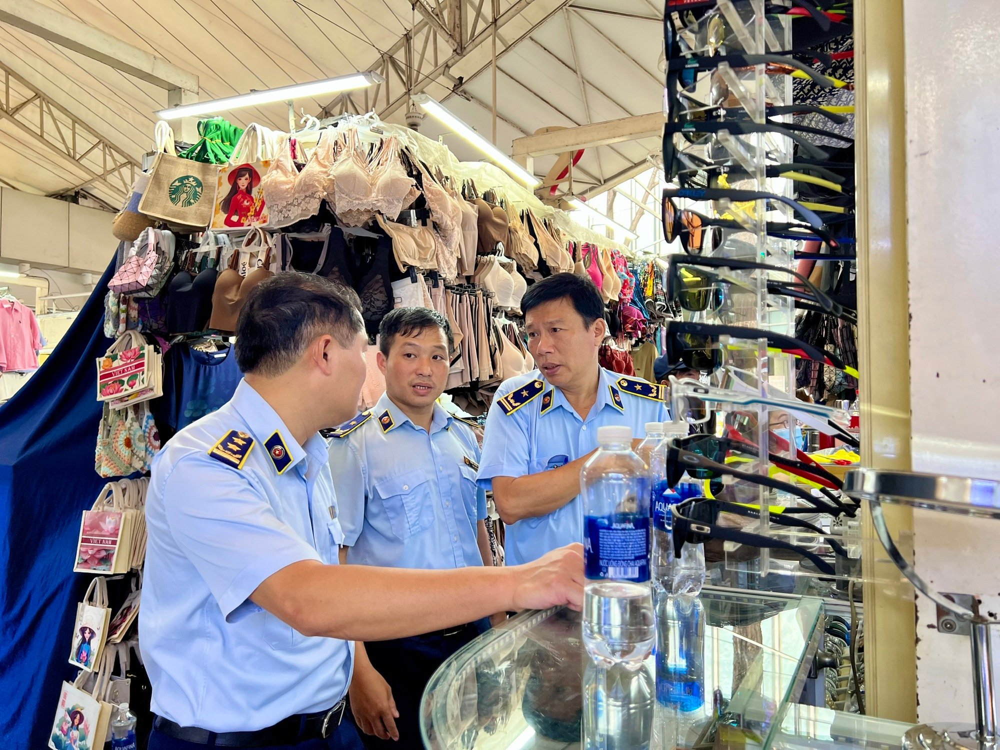 Đột kích Saigon Square, thu giữ hàng ngàn sản phẩm 
