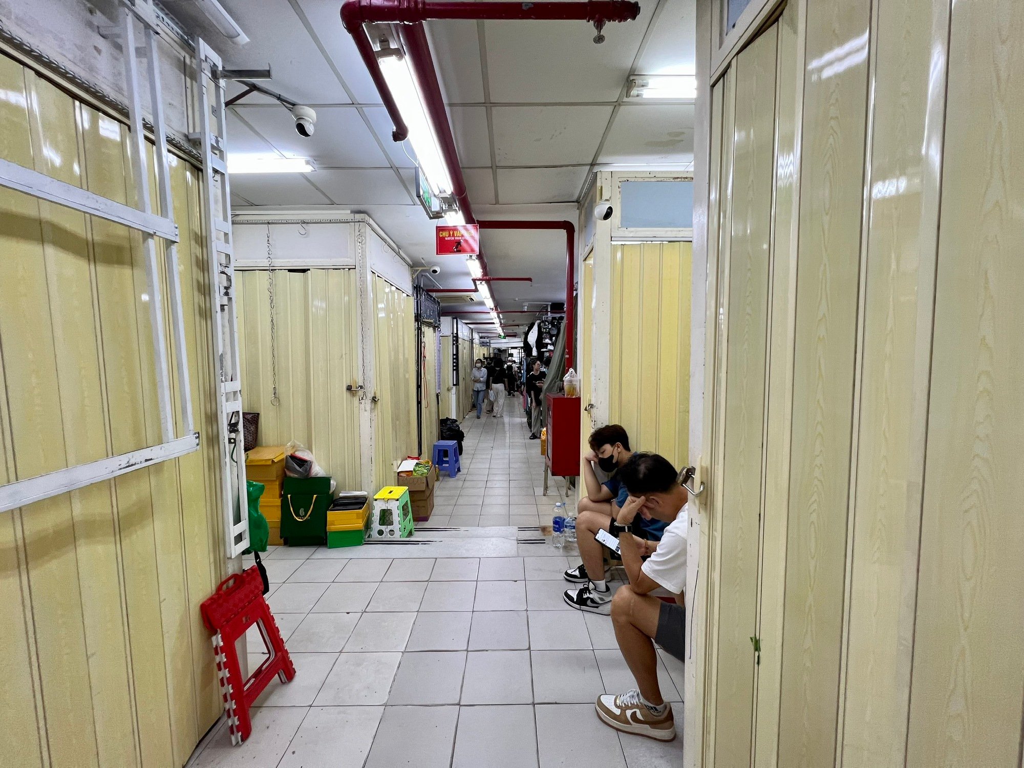 Đột kích Saigon Square, thu giữ hàng ngàn sản phẩm 