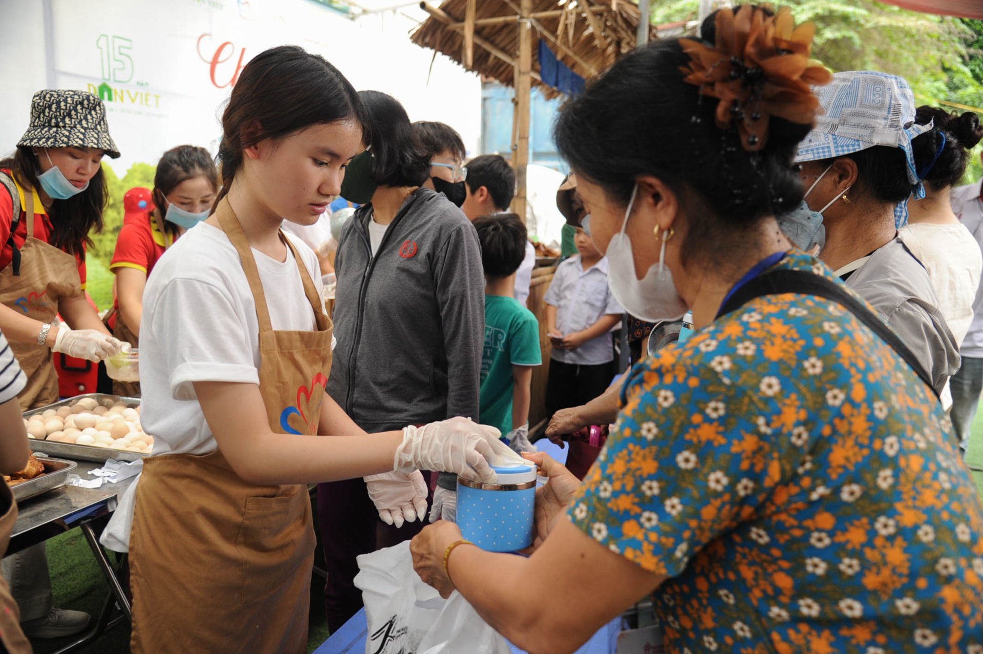 Báo Dân Việt và hành trình 101 tuần lan tỏa yêu thương qua 'Phiên Chợ Trái Tim'