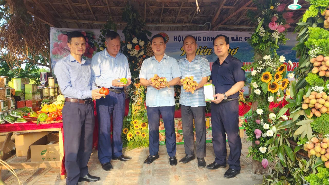 Trước sáp nhập, Hội Nông dân tỉnh Bắc Giang mang la liệt đặc sản tham gia Phiên chợ nông sản an toàn tỉnh Bắc Ninh