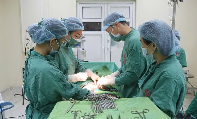Thành công phẫu thuật khối u nang buồng trứng kích thước lớn cho cụ bà 98 tuổi- Ảnh 1.