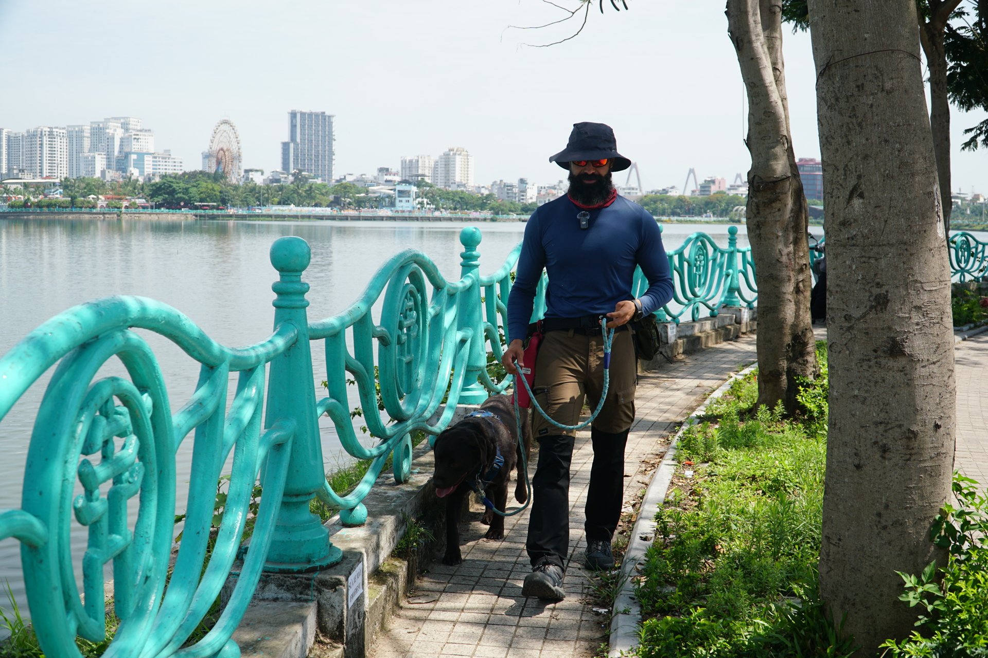 Dắt chó đi dạo thuê ở Hà Nội, người đàn ông ngoại quốc tiết lộ bí mật về nghề mà ai cũng tưởng đơn giản