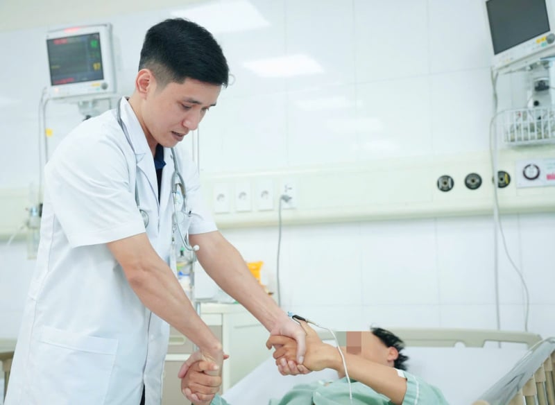 Chạy đua với thời gian cứu nam thanh niên bị thang máy kẹp cổ- Ảnh 2.