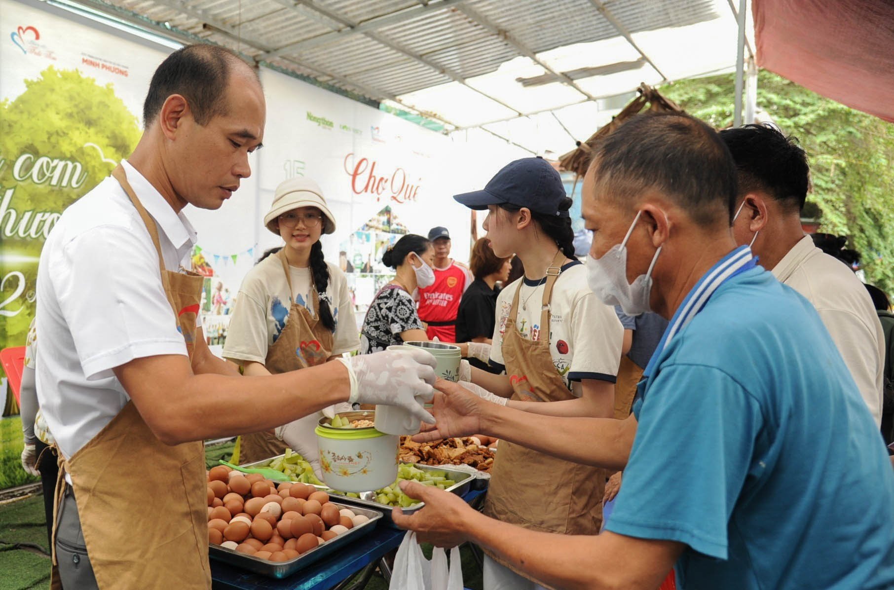 Hành trình ấm áp của Báo Dân Việt: 102 tuần, hàng ngàn bữa cơm yêu thương được trao đi
