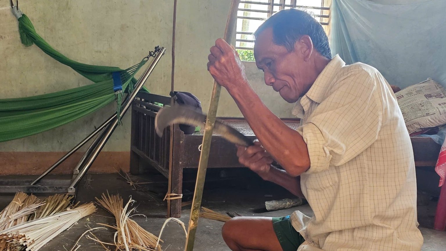 Không cần tha hương, bà con ngôi làng này ở Bình Định vẫn sống tốt nhờ nghề 'cha truyền con nối'