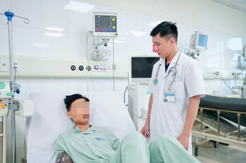 Chạy đua với thời gian cứu nam thanh niên bị thang máy kẹp cổ- Ảnh 1.