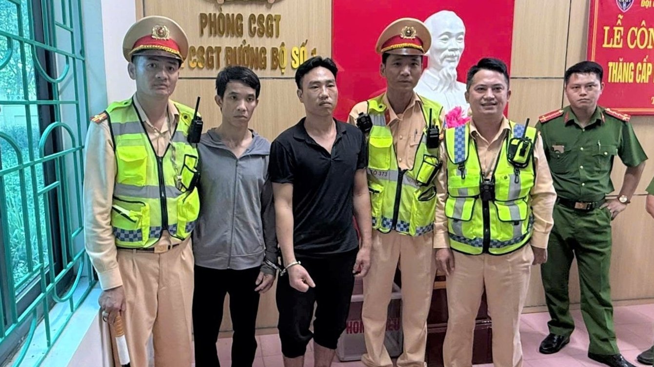 TIN NÓNG 24 GIỜ QUA: Bắt 2 phạm nhân trốn khỏi trại giam khi đang lẩn trốn trong rừng keo; thanh niên “khỏa thân” đuổi theo cô gái ở Hà Nội