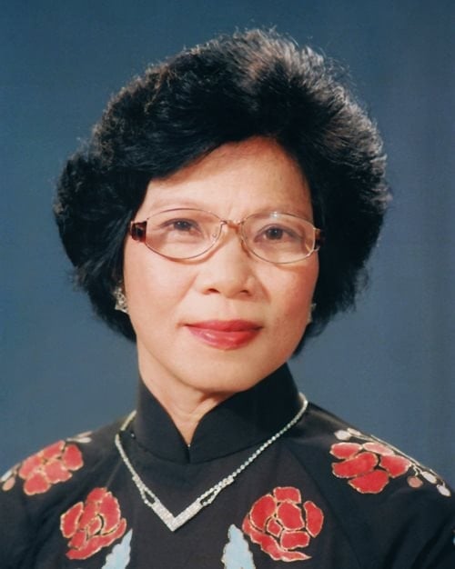 Nghệ sĩ Nhân dân mang hàm Phó Giáo sư, có tới 9 học trò là Nghệ sĩ Nhân dân, 30 học trò là Nghệ sĩ Ưu tú