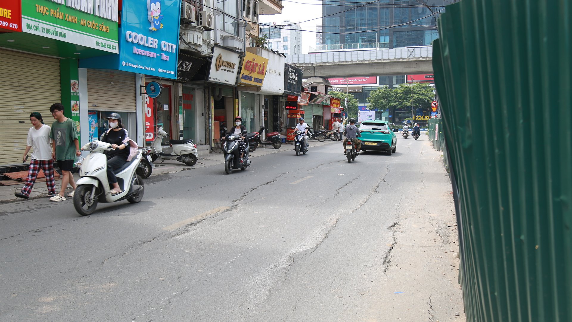 Hiện tượng nứt, sụt lún mặt đường khi thi công mở rộng đường Nguyễn Tuân (Hà Nội)