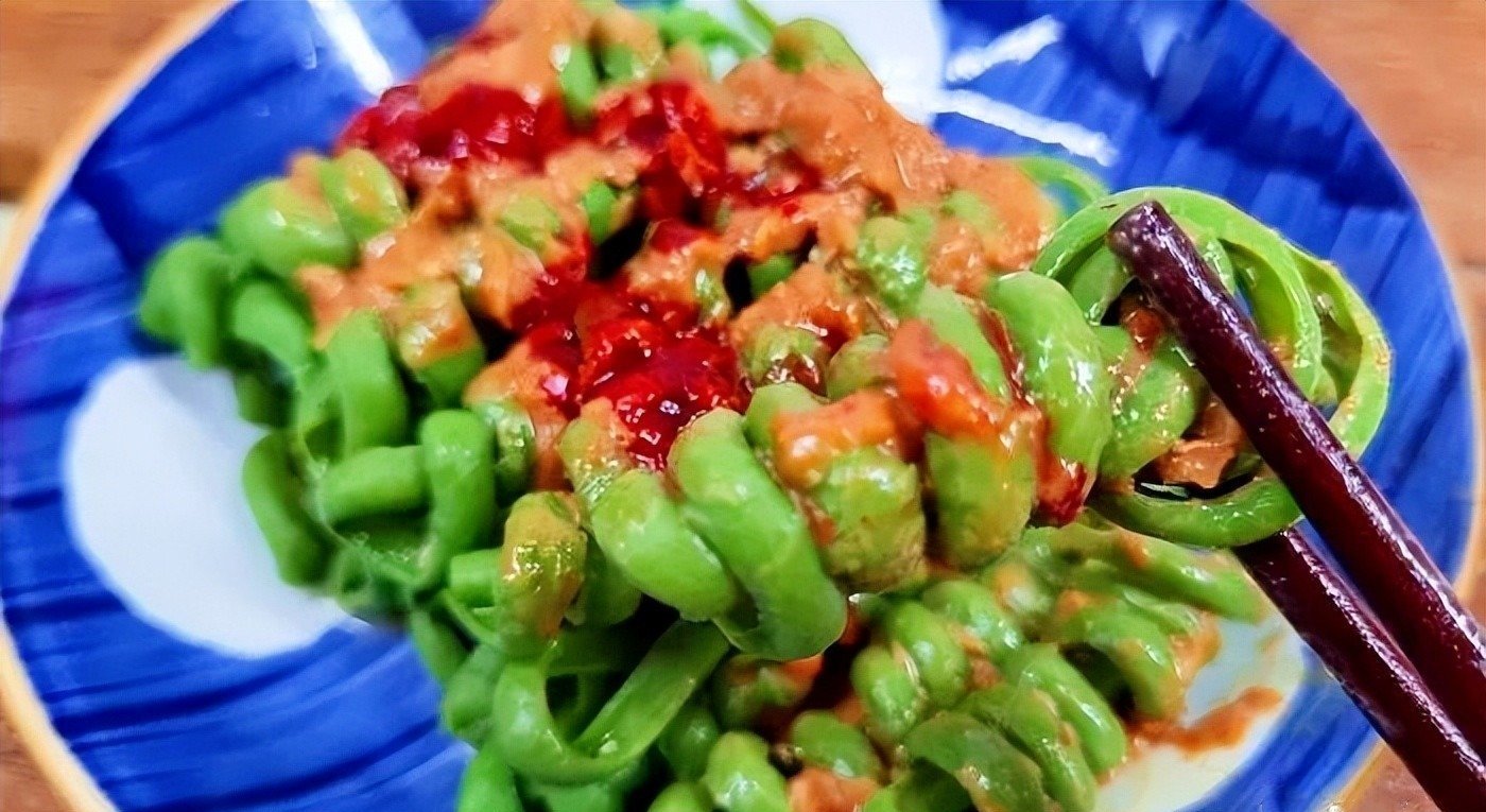 Loại rau 'hàng rào' ở Việt Nam, dài như dây thừng, mùa hè ăn giải nhiệt, dưỡng dạ dày, 