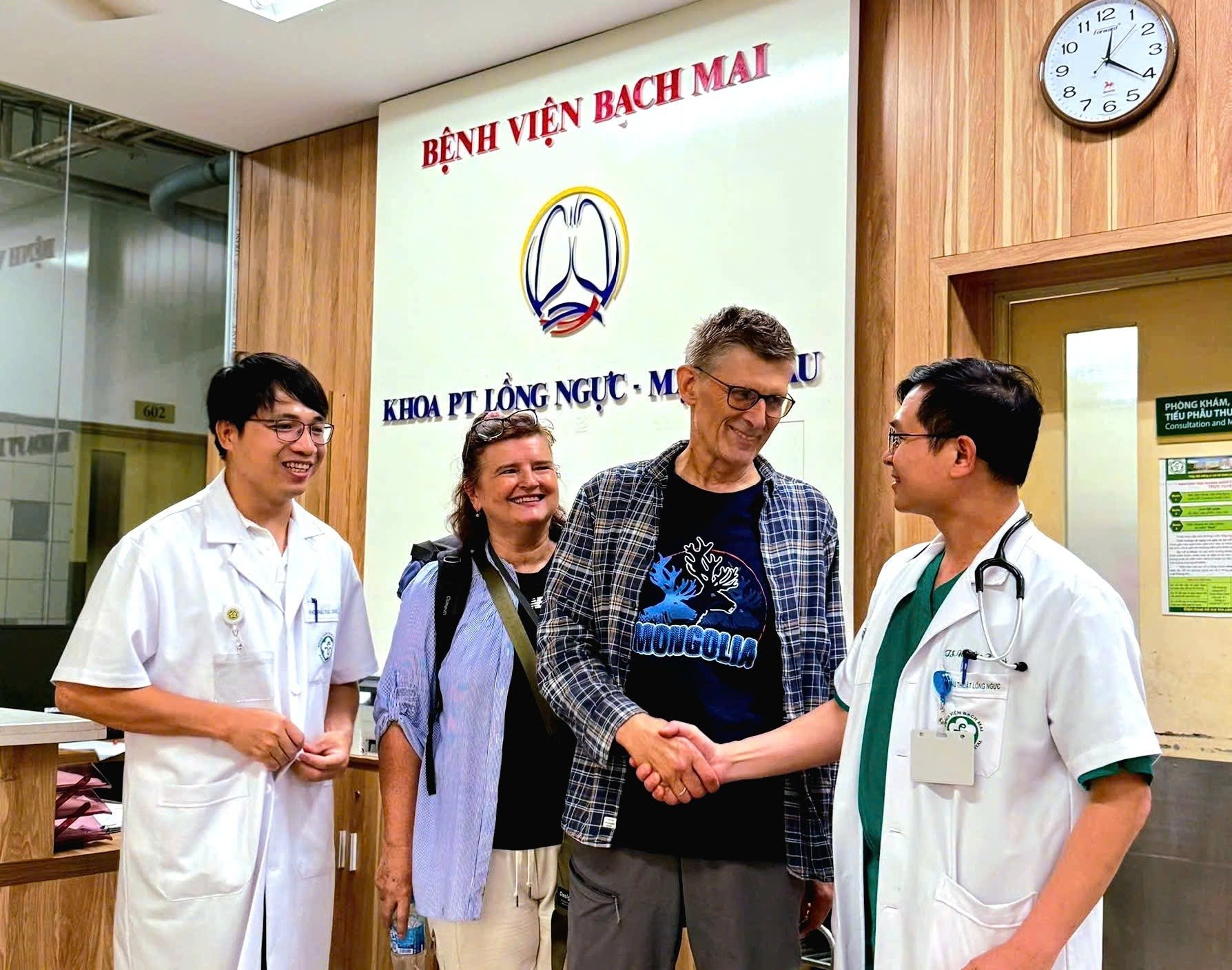 Cứu sống du khách Ba Lan mang 'thảm kịch kép' trong người, nguy cơ tử vong cao
