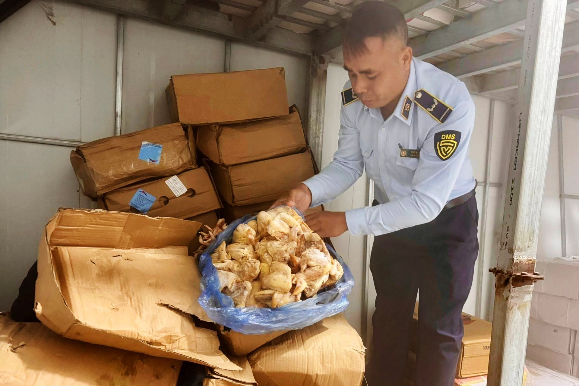 Đắk Lắk liên tiếp phát hiện chân gà, đùi gà, bò viên... không rõ nguồn gốc