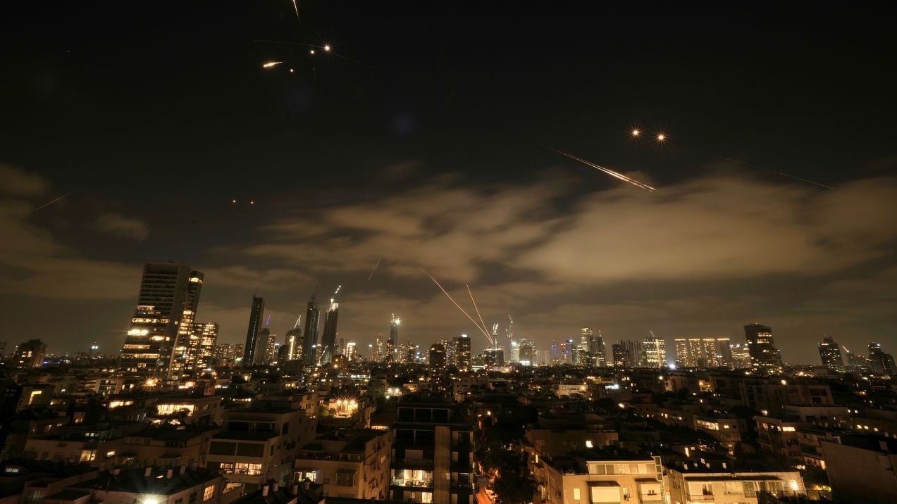 Trực tiếp xung đột Israel-Iran ngày 16/6: Iran phóng loạt tên lửa mới vào Israel; người dân Tehran hoảng loạn chạy trốn
