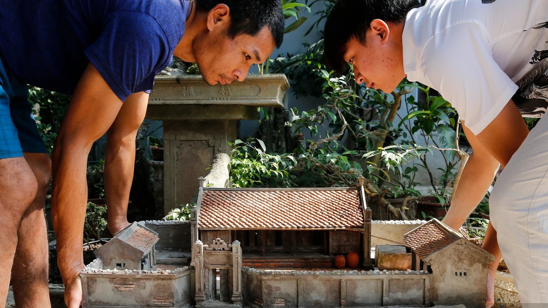 Thanh niên Hà Nội đem gạch ngói, xi măng trộn với nhau rồi làm tiểu cảnh, tái hiện nhà xưa, bán ra cả nước ngoài