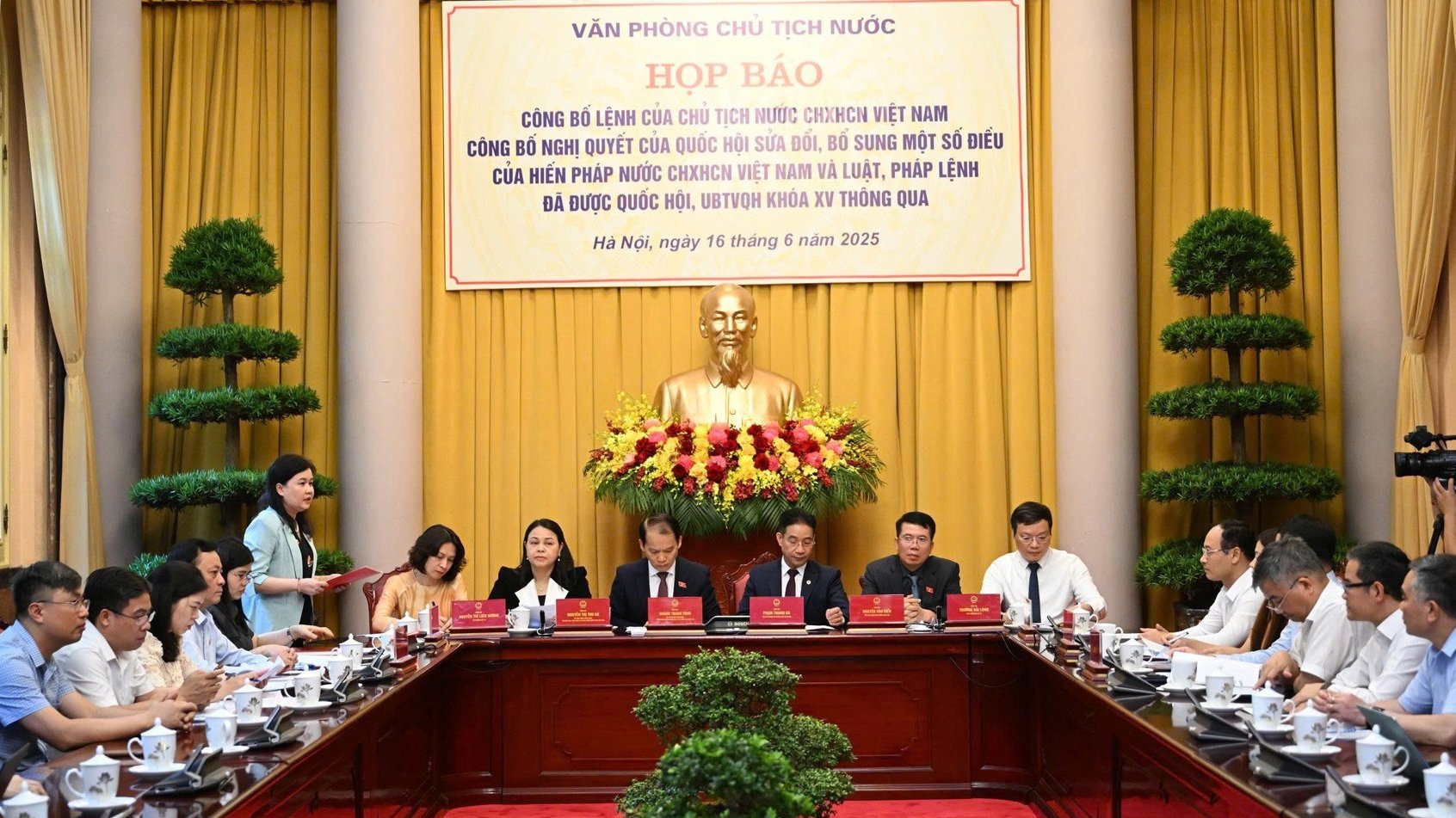 Công bố lệnh của Chủ tịch nước về Hiến pháp, kết thúc hoạt động cấp huyện từ 1/7