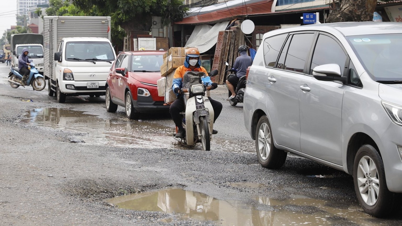 Người dân khổ sở đi lại trên tuyến đường dài 2 km làm gần 10 năm không xong ở Hà Nội