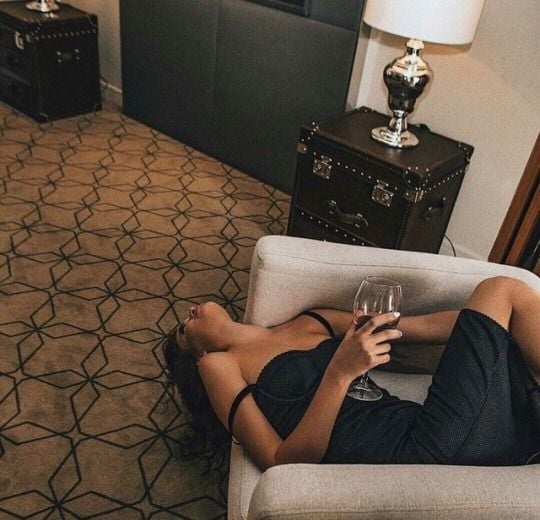 Xem ''Sex Life'' lúc chồng đang ngủ, tôi chợt nhận ra: Có kiểu phản bội không nằm trên giường- Ảnh 2.