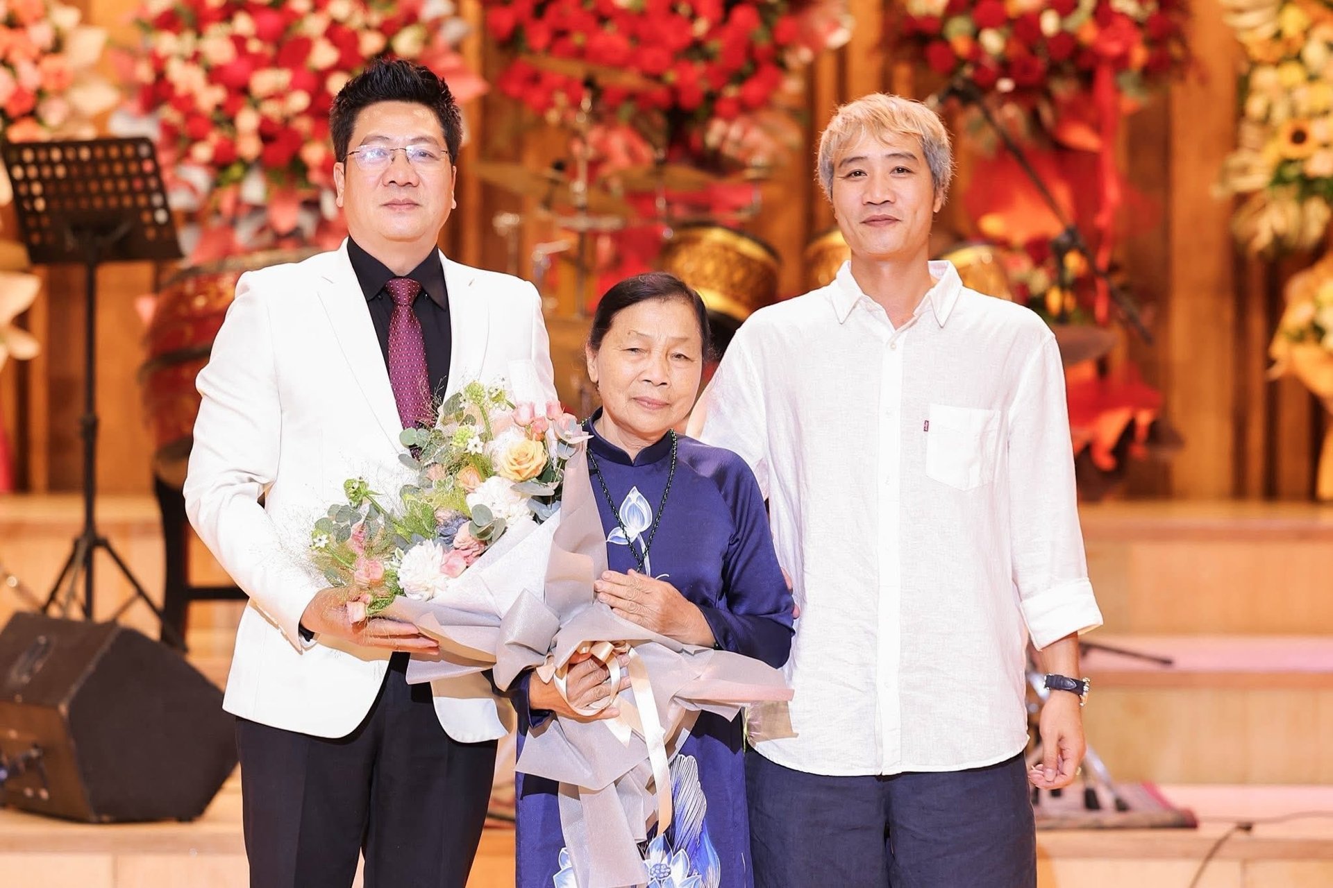 Người mẹ tảo tần của Nghệ sĩ Nhân dân Quốc Hưng chực trào nước mắt trong ngày con nhậm chức Giám đốc