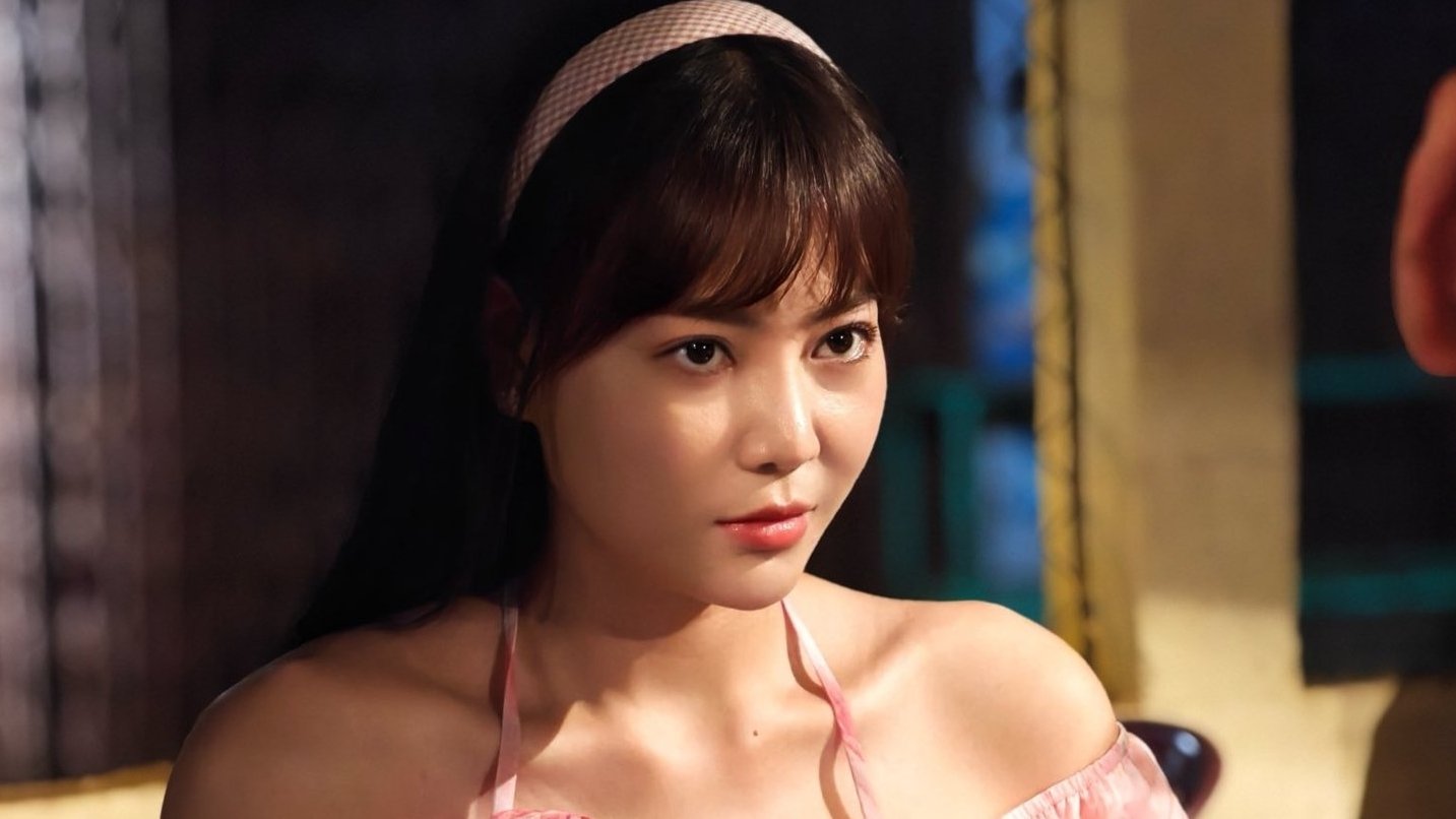 Sao phim giờ vàng là Á hậu Hải Dương nêu điểm đặc biệt nếu có danh hiệu Nghệ sĩ Ưu tú ở tuổi 37