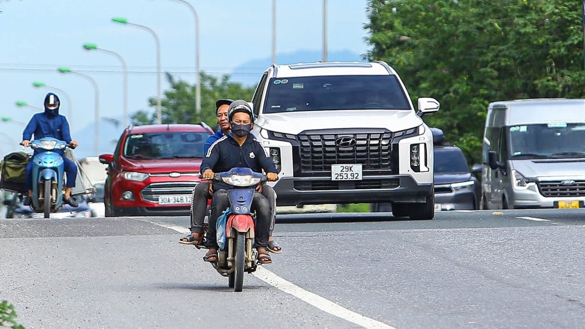 Né rào chắn đường gom, nhiều xe máy liều mình đi vào làn ôtô đang phóng vun vút trên đại lộ Thăng Long