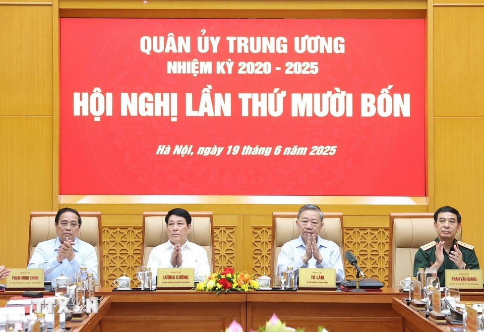 Tổng Bí thư Tô Lâm và các đồng chí Ủy viên Bộ Chính trị: Chủ tịch nước Lương Cường, Thủ tướng Phạm Minh Chính và Đại tướng Phan Văn Giang, Phó Bí thư Quân ủy Trung ương, Bộ trưởng Bộ Quốc phòng chủ trì hội nghị. (Ảnh: Thống Nhất/TTXVN)