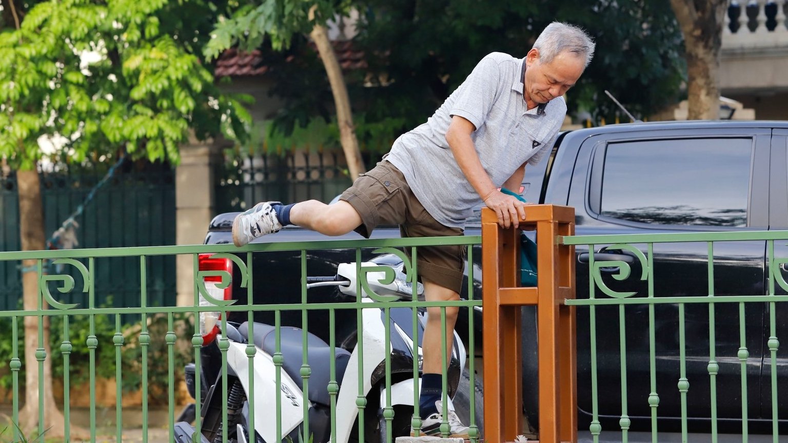Hàng rào công viên Cầu Giấy vừa xây đã 'biến' người dân thành những 'vận động viên leo trèo' bất đắc dĩ 