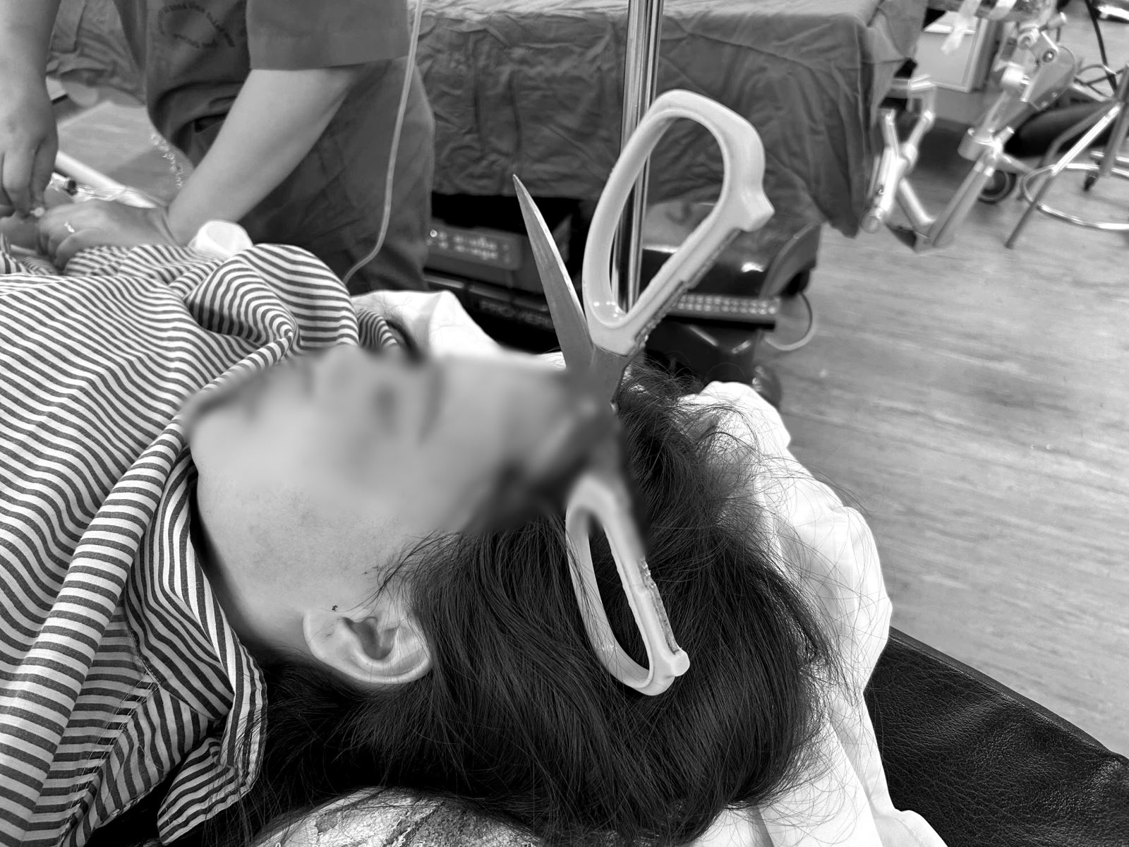 Cô gái 25 tuổi bị kéo nhọn đâm xuyên não- Ảnh 1.