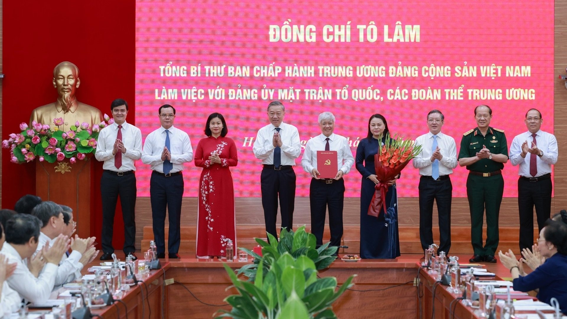 Tổng Bí thư Tô Lâm trao Quyết định của Bộ Chính trị về chức năng, nhiệm vụ, tổ chức bộ máy Cơ quan Ủy ban Trung ương MTTQ Việt Nam