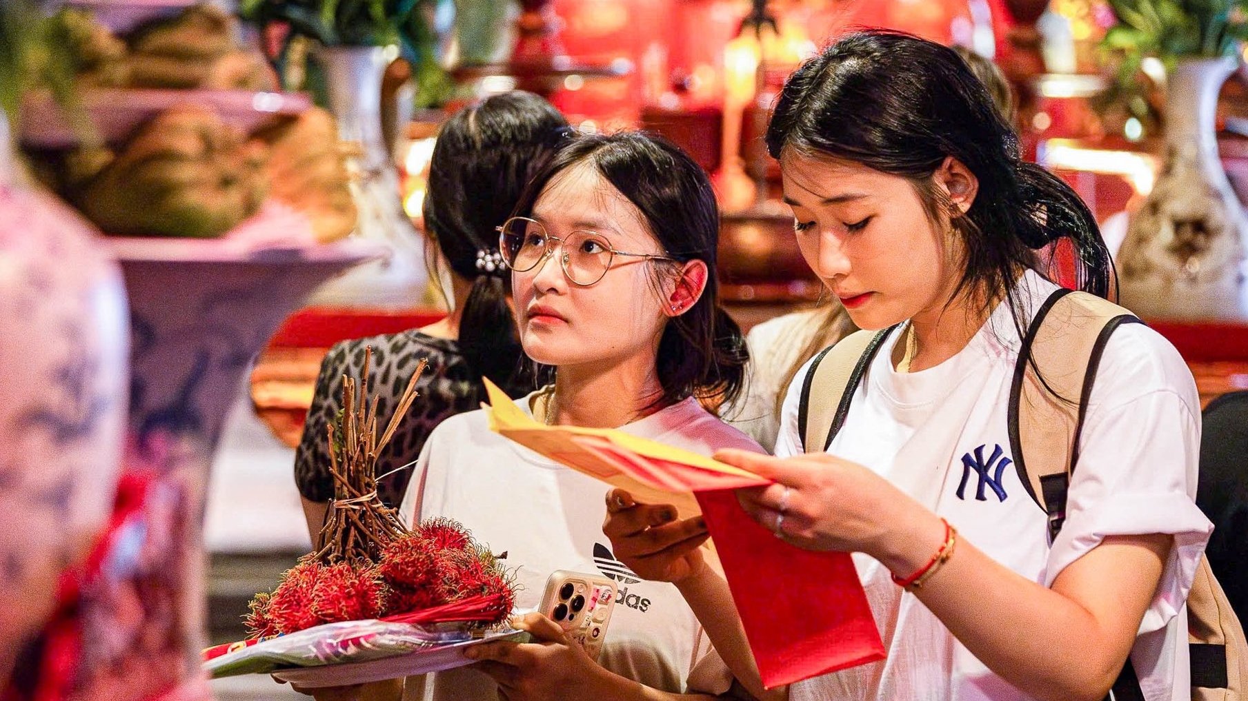 Mang theo máy tính, giấy báo dự thi, sĩ tử vượt 30 cây số đến Văn Miếu cầu may trước kỳ thi tốt nghiệp THPT