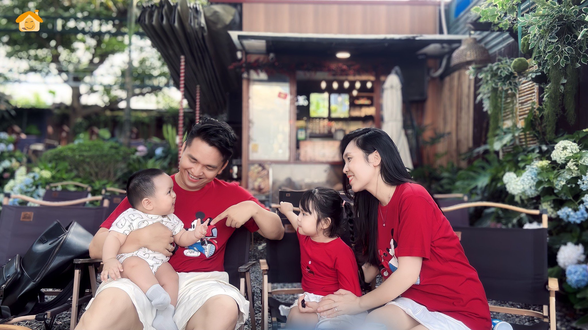 Nam MC có tên đặc biệt nhất VTV khoe bộ ảnh gia đình, biểu cảm 2 nhóc tỳ khiến fan thích thú- Ảnh 2.