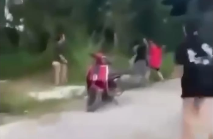 Kinh hoàng cảnh 2 nhóm nữ sinh ở Thanh Hóa vác dao chém nhau, 2 em bị thương- Ảnh 3.
