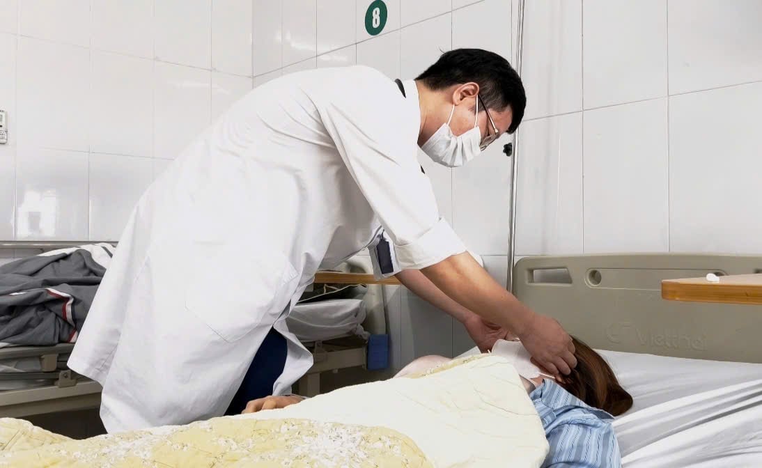 Nặn mụn bằng tay, người phụ nữ gặp nguy vì nhiễm trùng nặng- Ảnh 3.