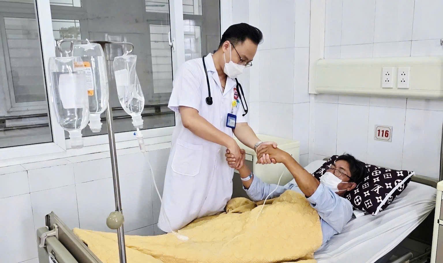 Ăn con so biển, người đàn ông phải nhập viện cấp cứu- Ảnh 1.