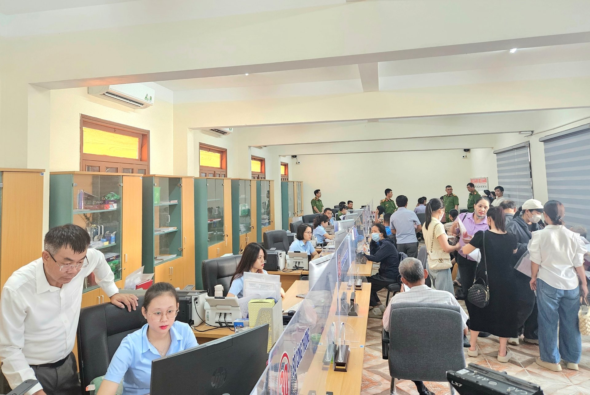 Ngày đầu làm việc tại tỉnh Quảng Trị mới: Có cán bộ dậy từ 5 giờ sáng vượt đường đèo đi nộp con dấu