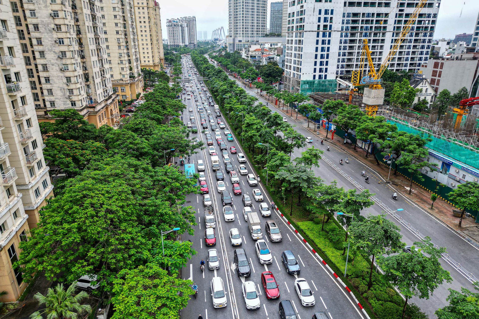 Cảnh trái ngược trên hai tuyến đường Võ Chí Công và Phạm Văn Đồng ngày đầu thí điểm phân làn