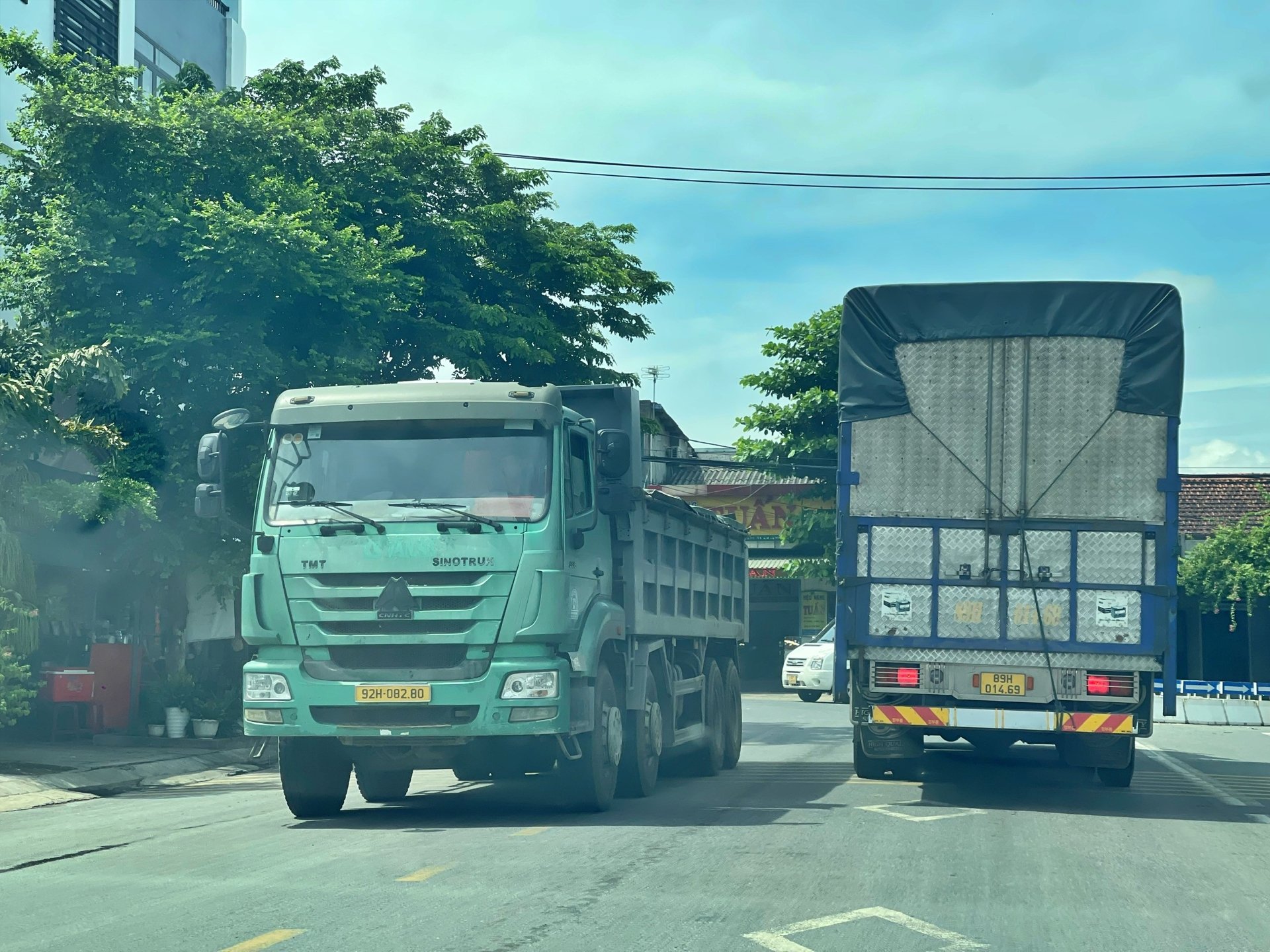 Đà Nẵng: Xe tải trọng tải lớn, xe khách chen nhau chạy, người dân không dám mở cửa nhà 