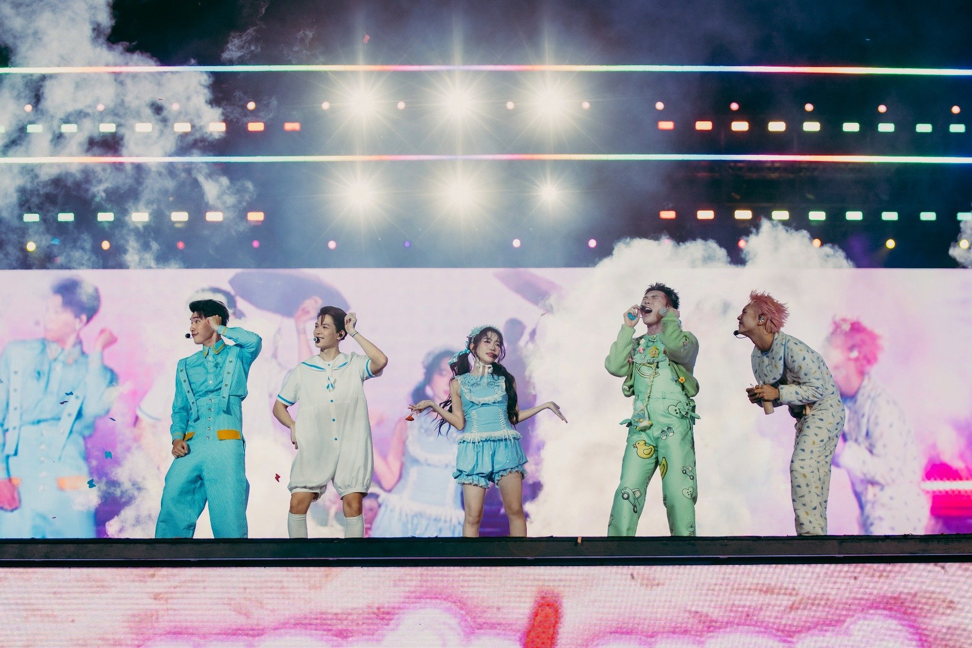 Chuyện gì đang diễn ra? Các thương hiệu gà rán, cà phê đồng loạt chi tiền khủng để làm concert- Ảnh 1.