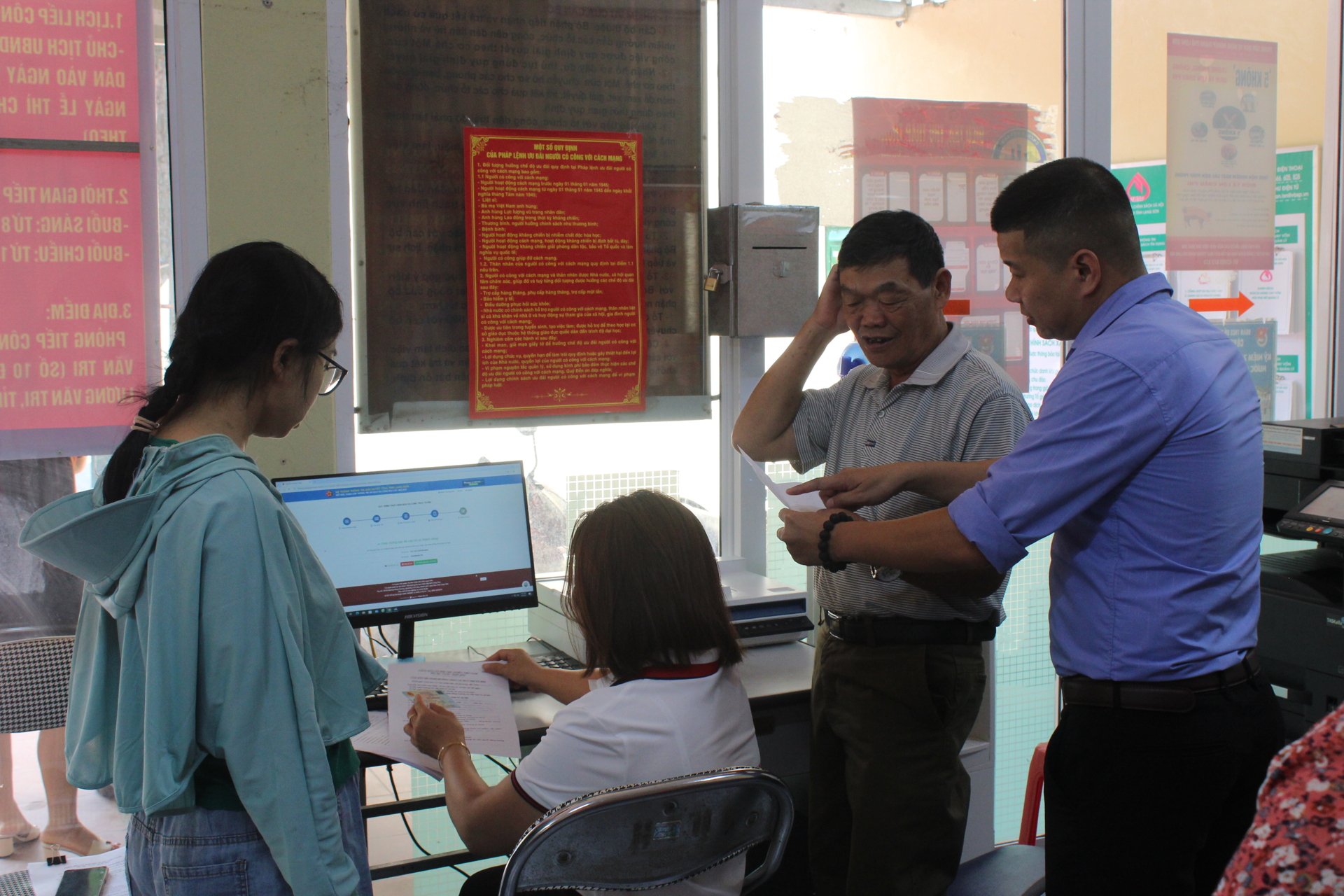 Ngày đầu tiên các “kỹ sư” IT giáo viên THPT đến xã, phường hỗ trợ công nghệ và dịch vụ công
