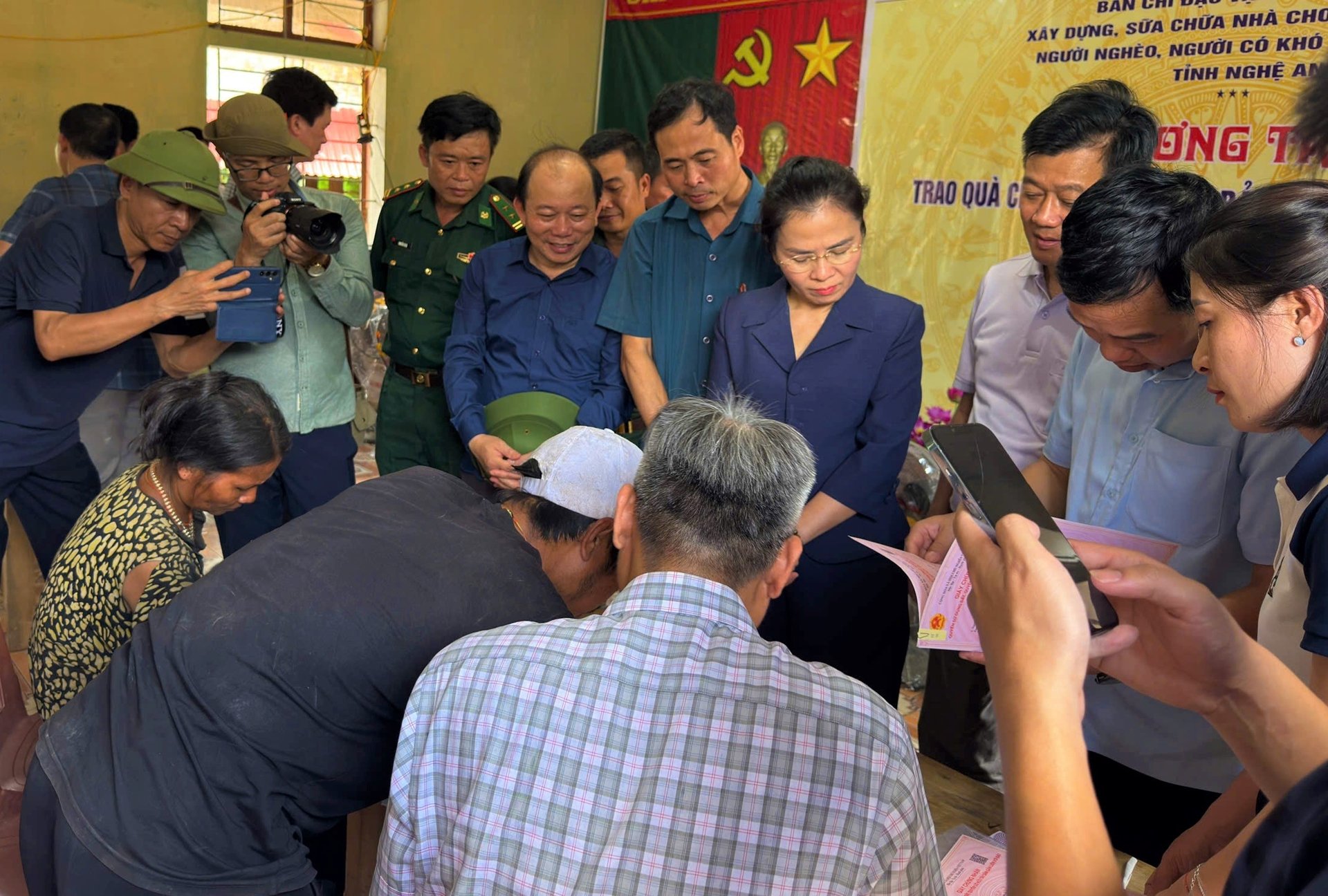 Sau hàng trăm năm, đồng bào Đan Lai được cấp bìa đỏ, người dân mừng rỡ, chính quyền hoàn thành chương trình xóa nhà tạm