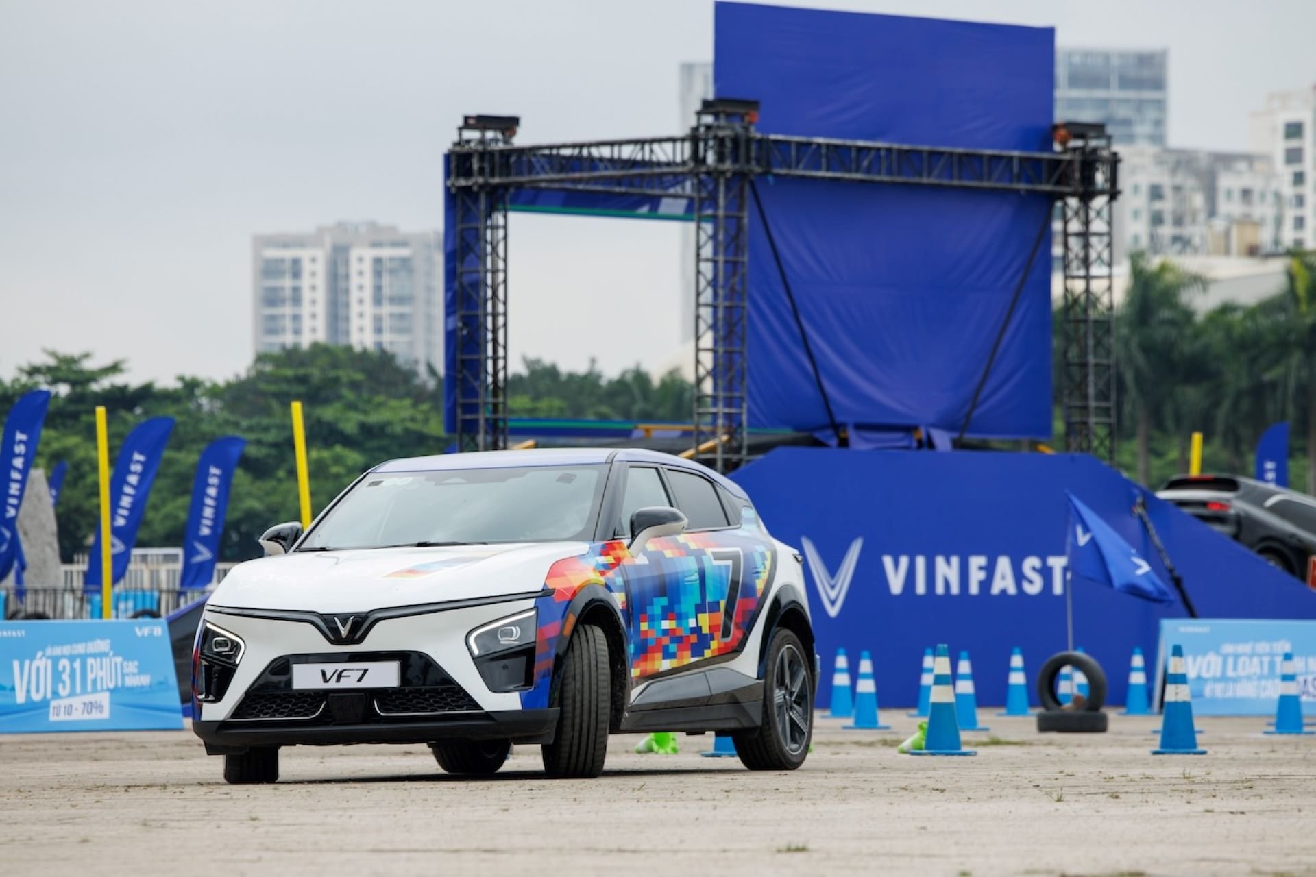 Lái thử bộ đôi VinFast VF 7 và VF 8, người dùng nhận xét: “Tăng tốc quá tốt, động cơ êm ái, linh hoạt trong không gian hẹp”