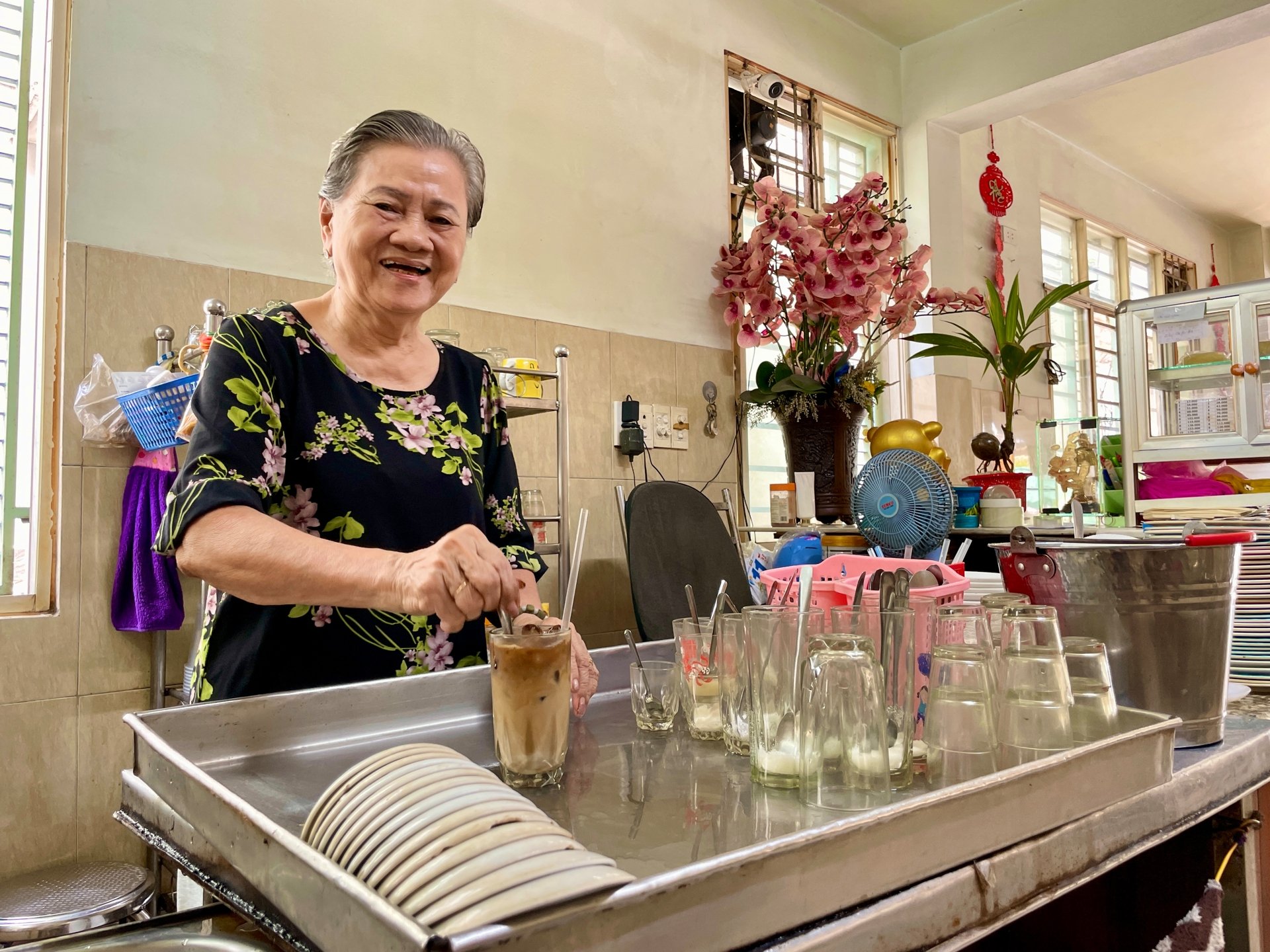 Quán cà phê 104 tuổi ở phường Lái Thiêu, mặt trời chưa lên đã kín chỗ, độc đáo nhất là các loại điểm tâm sáng