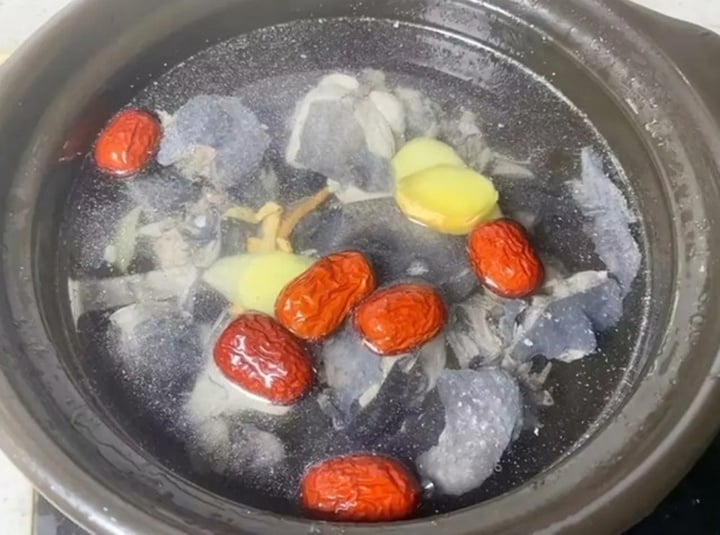 Gà ác giàu protein và nhiều loại vi chất, có tác dụng bồi bổ âm thận, bổ khí dưỡng huyết. (Ảnh: Sohu)