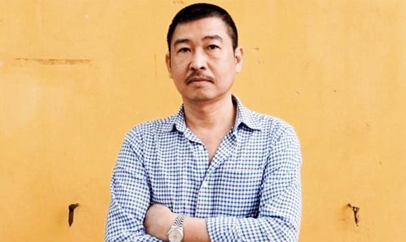 Họa sĩ Lê Thiết Cương trong một bức ảnh lưu niệm