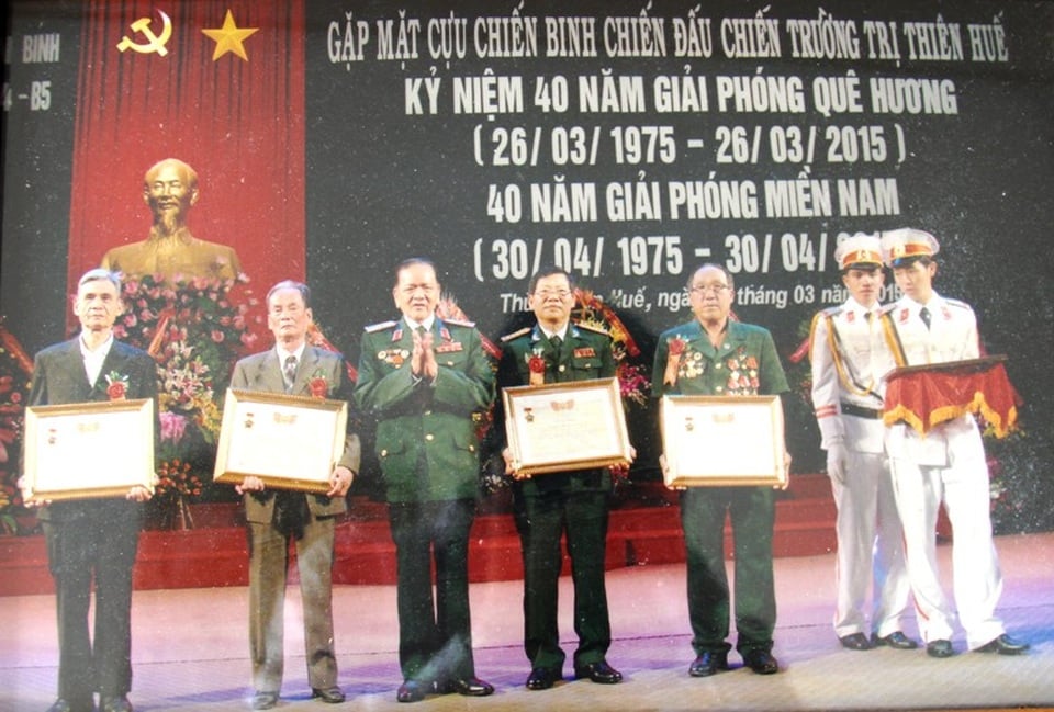   Ông Hai (người mặc quân phục xanh đầu tiên, tính từ bên phải) tại lễ gặp mặt các cựu chiến binh chiến trường Trị Thiên Huế  