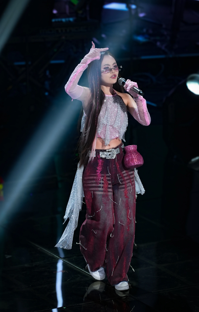 Phương Mỹ Chi trình diễn 