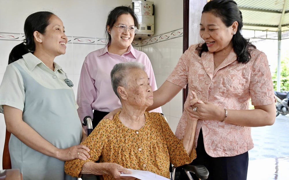 Chủ tịch Hội Nông dân tỉnh Tây Ninh đến xã Mỹ Yên, lắng nghe chuyện một đời hy sinh của Mẹ Việt Nam anh hùng