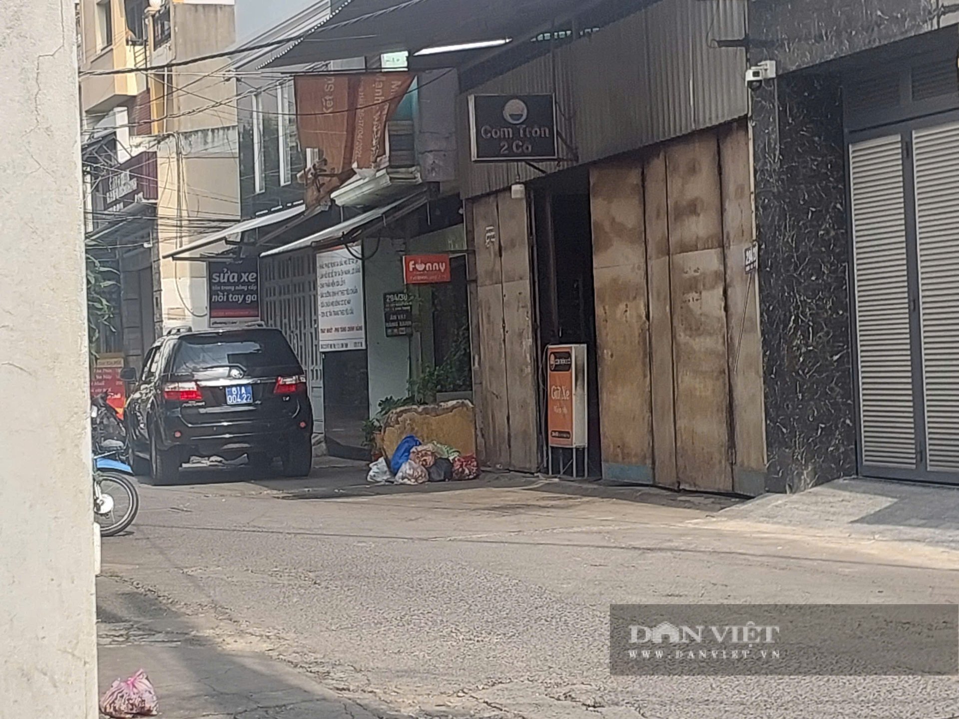 Điều tra vụ chiếc vali bốc mùi nghi bên trong là thi thể người đặt trước căn nhà trong hẻm