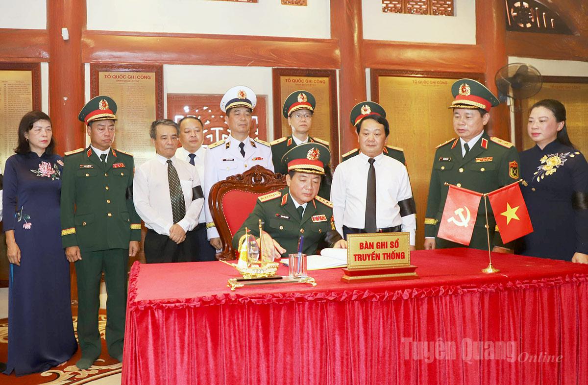 Đại tướng Trịnh Văn Quyết ghi sổ truyền thống tại Đền thờ các Anh hùng liệt sĩ trong khuôn viên Nghĩa trang Liệt sĩ Quốc gia Vị Xuyên.